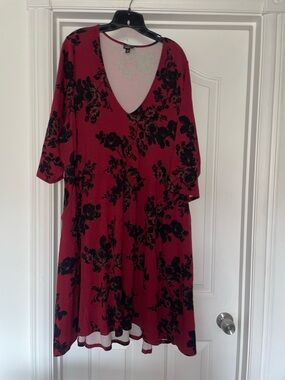 TORRID RED/BKACK FLORAL PRINT DRESS SZ 5X NWOT